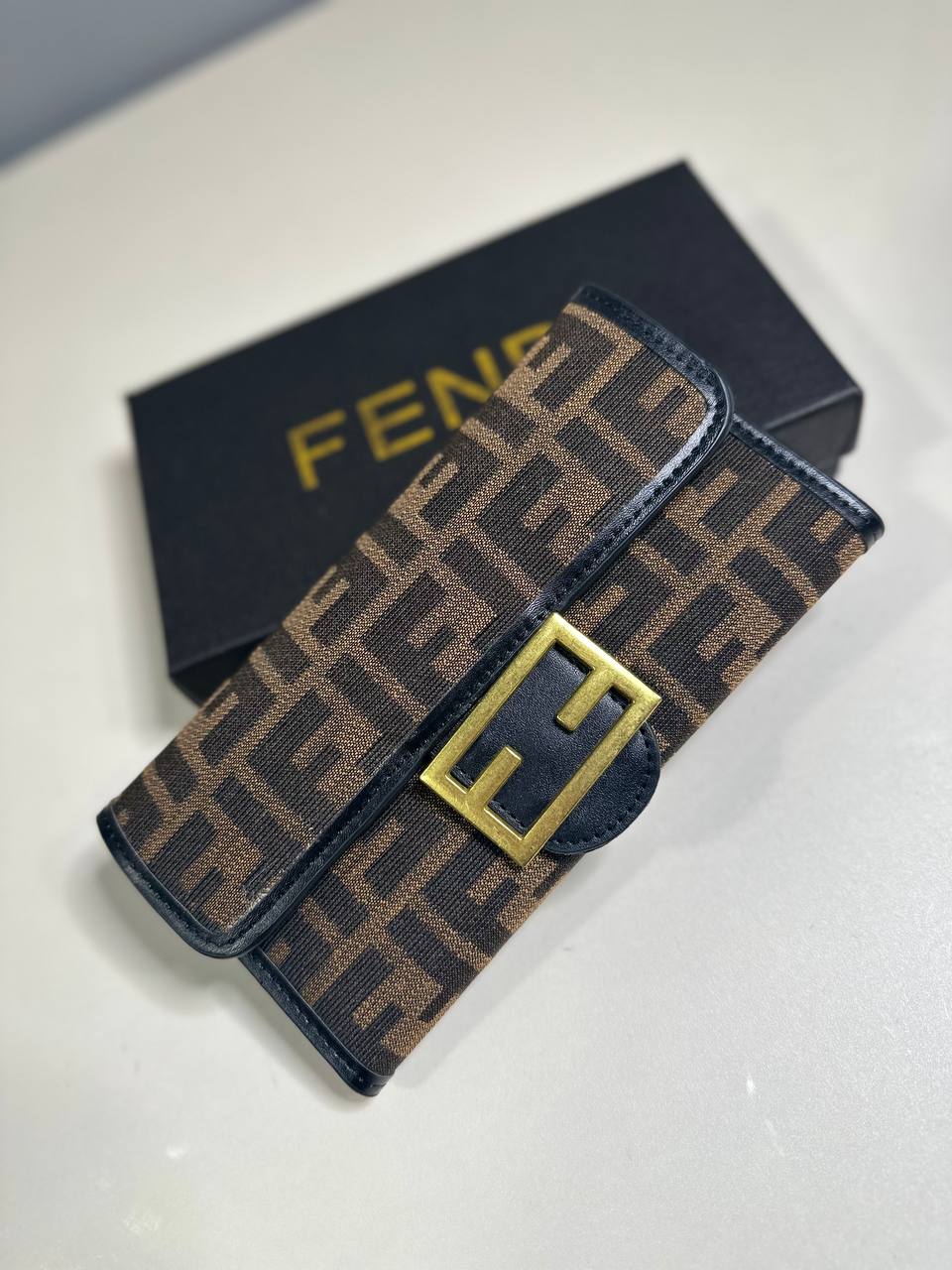 جزدان نسائي حجم كبير - FENDI