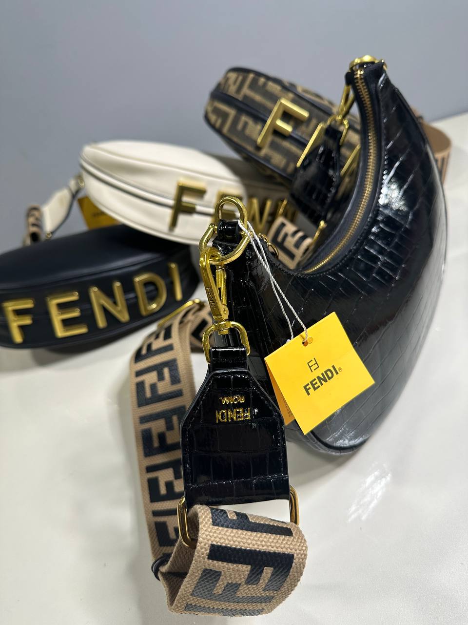 شنطة كروس نسائية  - FENDI