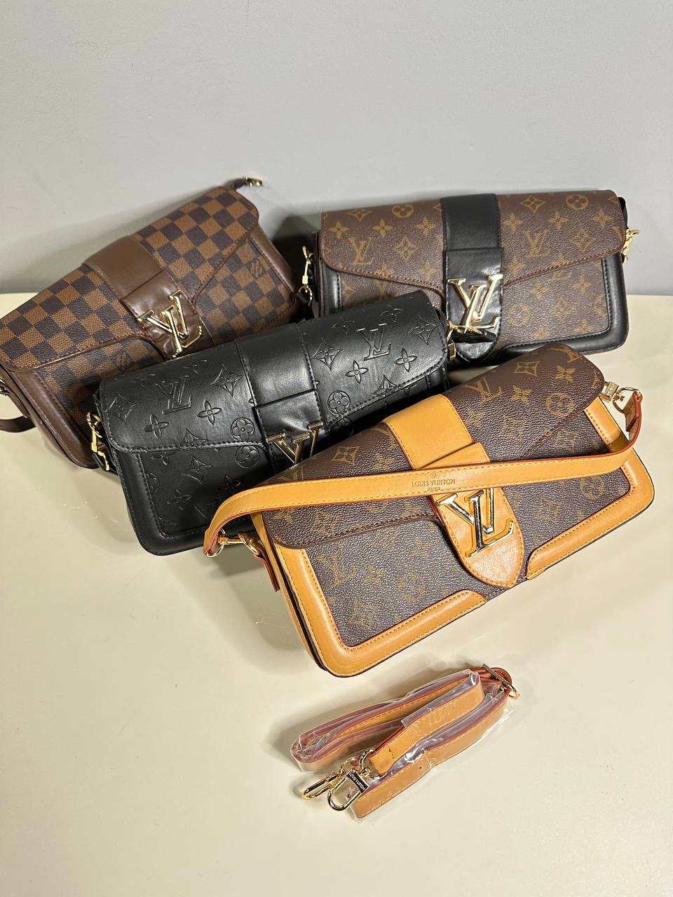 شنطة كروس نسائية - LOUIS VUITTON