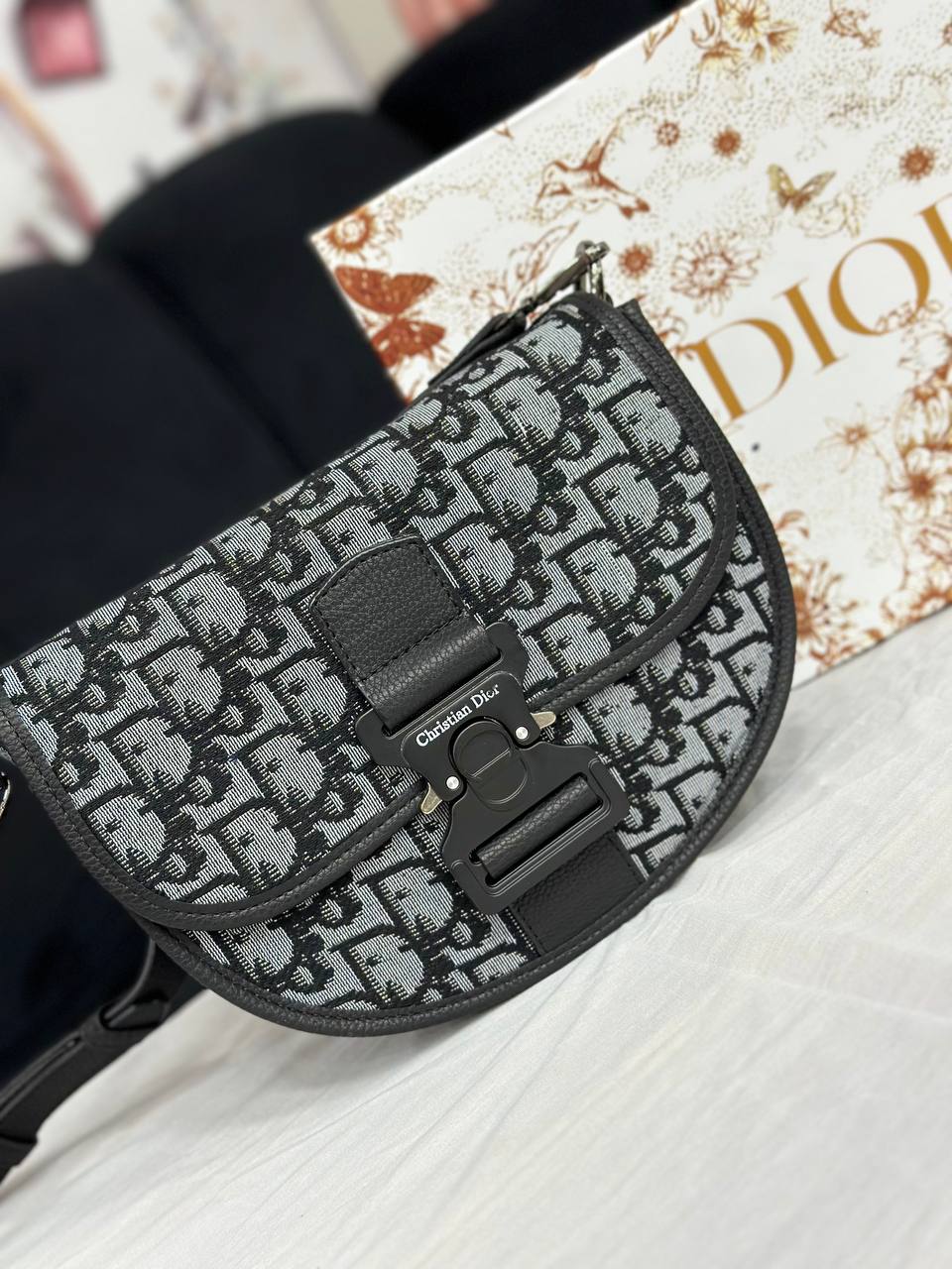 شنطة كروس نسائية - DIOR