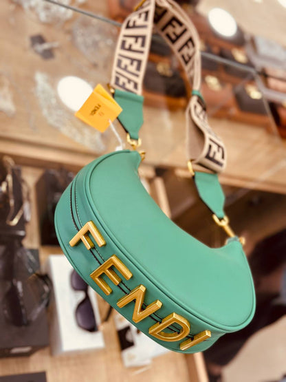 شنطة كروس نسائية - FENDI