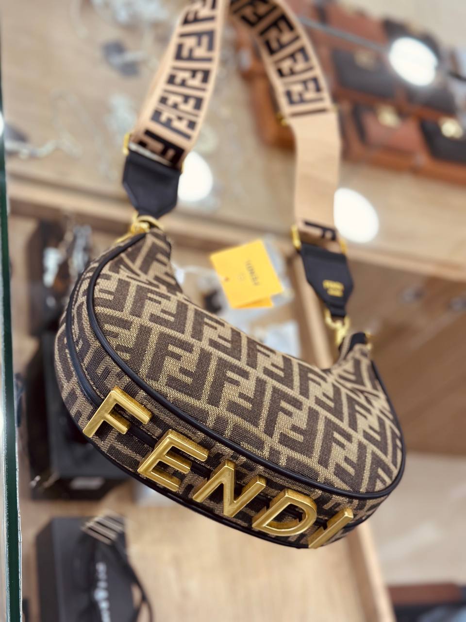 شنطة كروس نسائية - FENDI