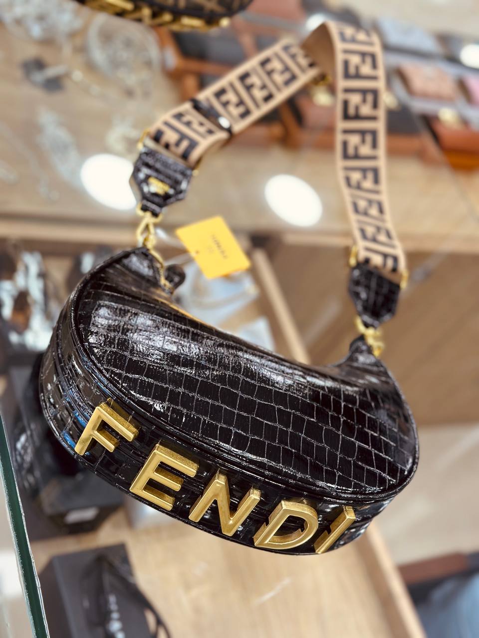 شنطة كروس نسائية - FENDI