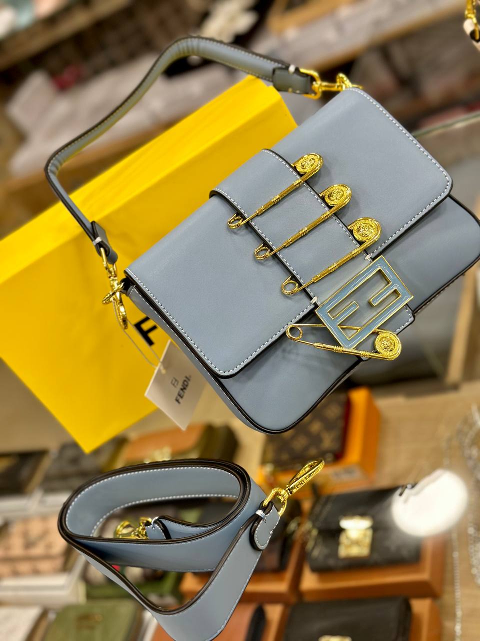 شنطة كروس نسائية - FENDI