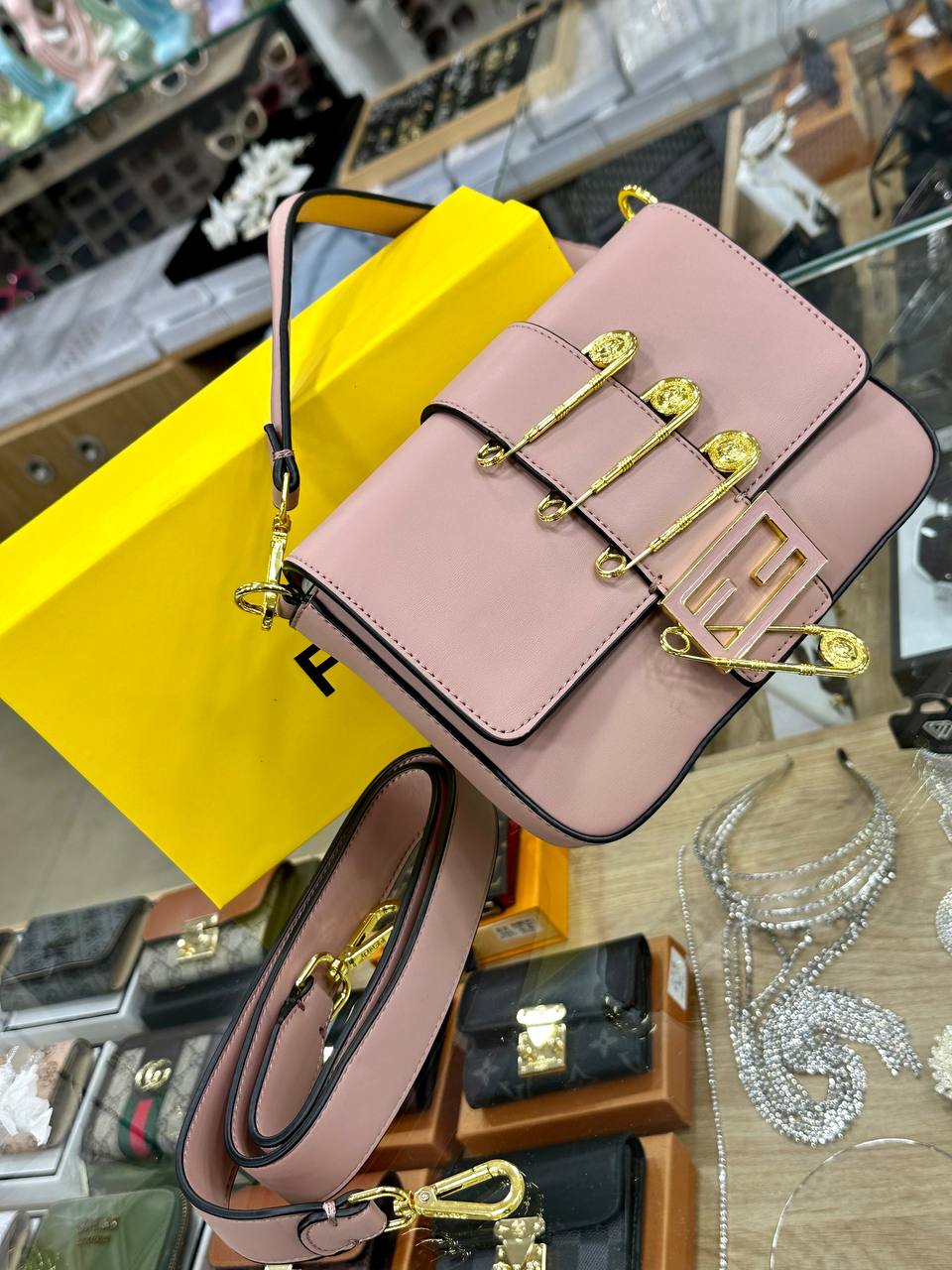 شنطة كروس نسائية - FENDI